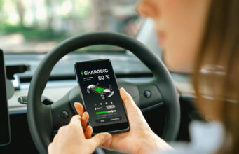 Cómo adaptar tu estilo de conducción para maximizar la eficiencia en autos híbridos y eléctricos