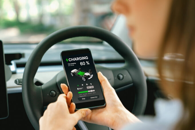 Cómo adaptar tu estilo de conducción para maximizar la eficiencia en autos híbridos y eléctricos