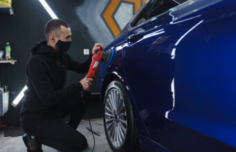 Tendencias en personalización de autos: wraps, rines y más