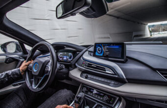 Los 7 gadgets imprescindibles para tener en el auto en 2025