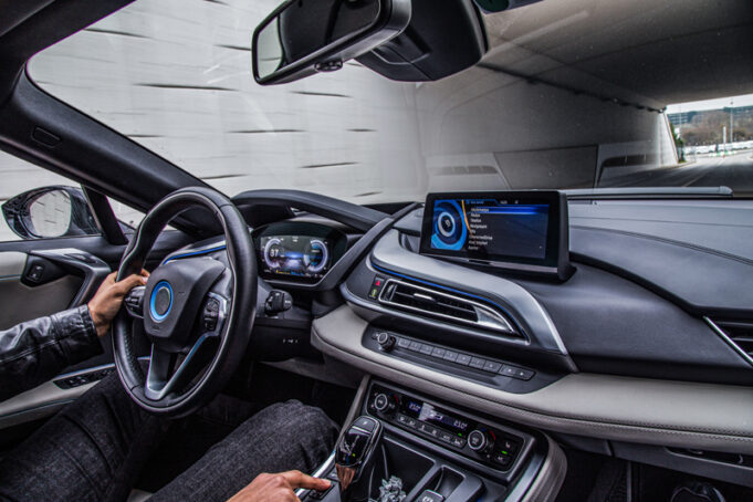 Los 7 gadgets imprescindibles para tener en el auto en 2025