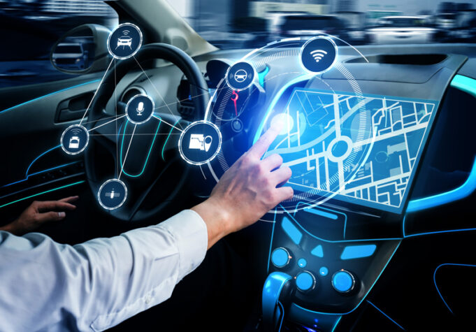 La revolución de la conducción por voz: asistentes integrados y conectividad en autos modernos