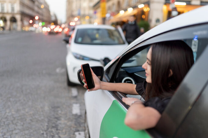 Taxis y plataformas móviles en transición: ¿cómo avanzan hacia lo eléctrico?