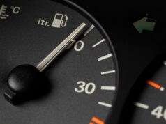 Conducir con el tanque casi vacío: una práctica más costosa de lo que parece