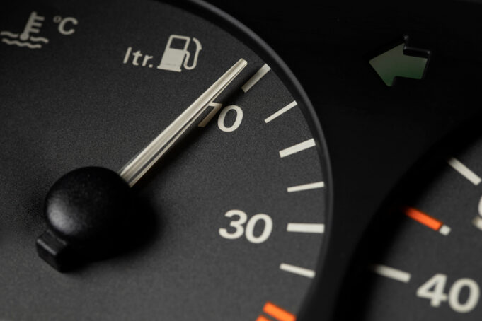Conducir con el tanque casi vacío: una práctica más costosa de lo que parece